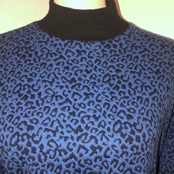 BUNDLE 2 for $30💖 NWOT CODE MODE Blue Leopard Print Turtleneck Top Swearshirt M - Picture 1 of 3